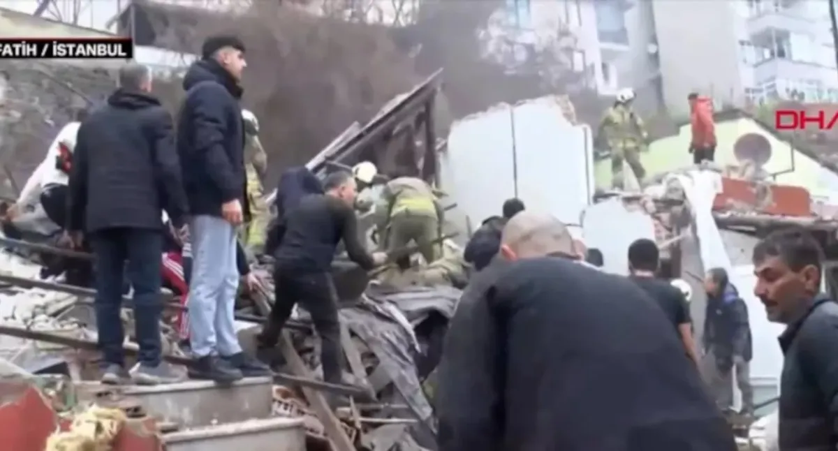 İstanbul'da İki Bina Çöktü: Enkaz Altından 5 Kişi Kurtarıldı