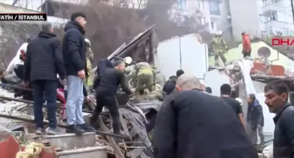 İstanbul'da İki Bina Çöktü: Enkaz Altından 5 Kişi Kurtarıldı
