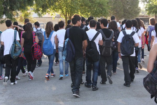 Limasol'da bir veli okula girerek öğretmene saldırmaya çalıştı