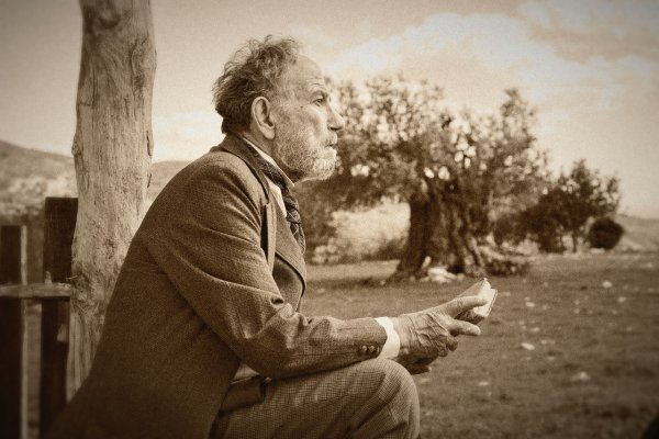 Kıbrıs'ta İlk Kez Sahnelenen Oyun Yabancı Askeri Varlığı Sorguluyor