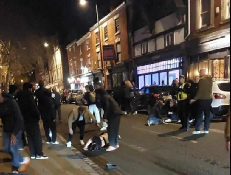 Derby'de Araç Yayaların Arasına Daldı: En Az 20 Kişi Ağır Yaralı