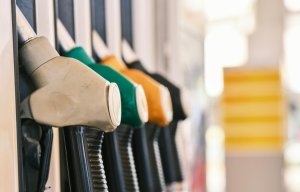 Kıbrıs'ta akaryakıt satışları İran kriziyle gelen fiyat artışından önce hafif yükseldi