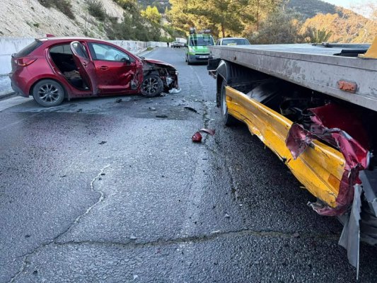 Limasol-Agros yolunda üç araçlı kaza: Gerasa yakınlarında yol trafiğe kapatıldı