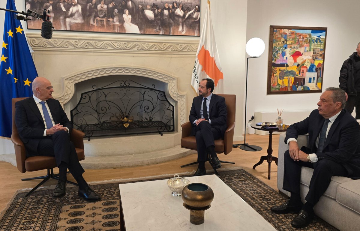 Savunma bakanları Kıbrıs'taki Yunan askeri varlığını değerlendirecek