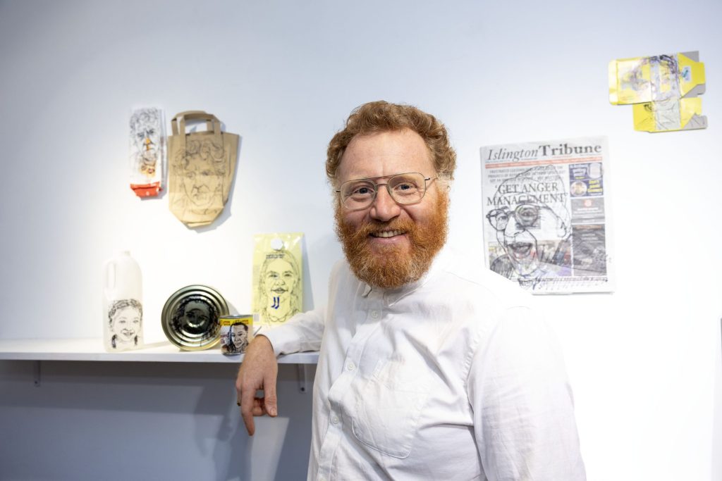 Freddie Yauner eserleriyle birlikte