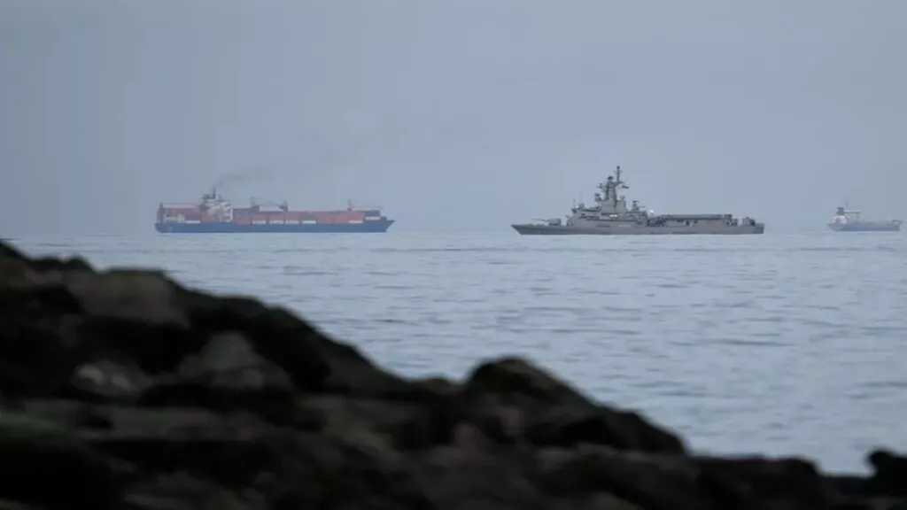 ABD-İran Görüşmeleri Başlarken Tankerler Hürmüz Boğazı'ndan Geçiş Yaptı