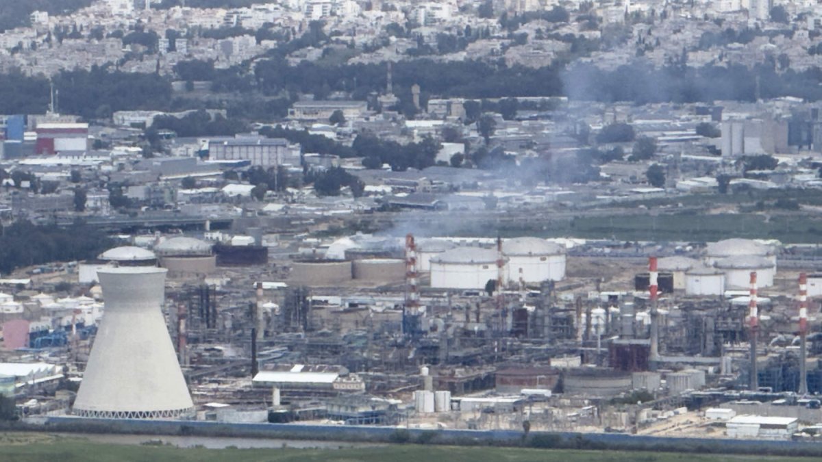 İsrail'in Hayfa Rafinerisinde Füze Yakıt Tankerine İsabet Etti