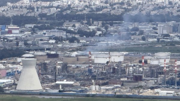 İsrail'in Hayfa Rafinerisinde Füze Yakıt Tankerine İsabet Etti