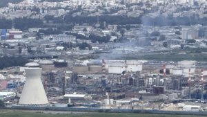 İsrail'in Hayfa Rafinerisinde Füze Yakıt Tankerine İsabet Etti