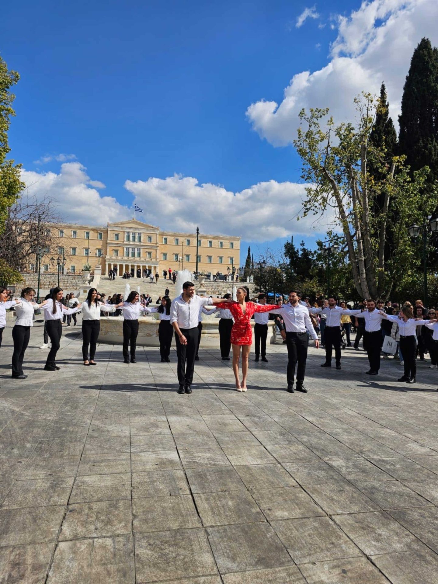 SPASTA dans grubu Evangelia ile sirtaki