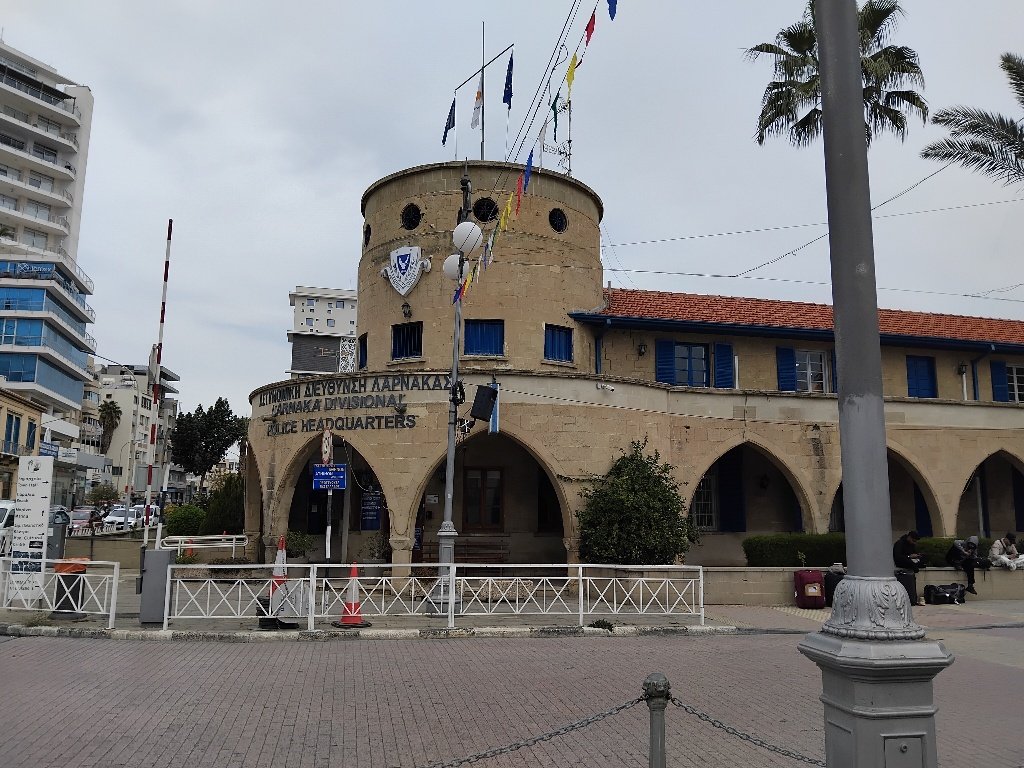 Larnaka'da bıçaklı adam balkon krizi sonrası gözaltına alındı