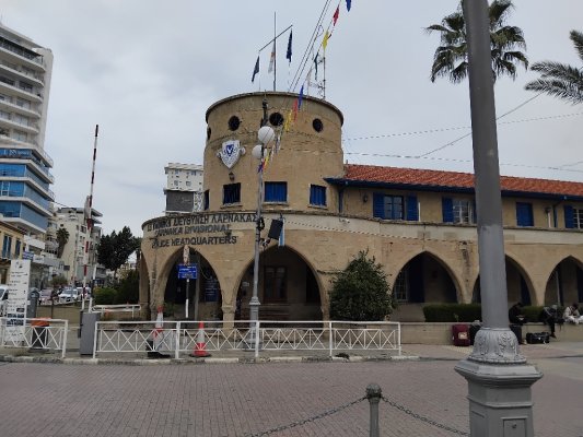 Larnaka'da bıçaklı adam balkon krizi sonrası gözaltına alındı