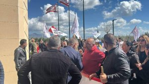 Kuzey Kıbrıs'ta genel grev: Sendikalar meclis binasını bastı, hayat durdu