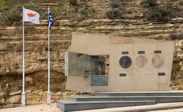 Yermasoyia'daki anıttan büst çalan şüpheli tutuklandı