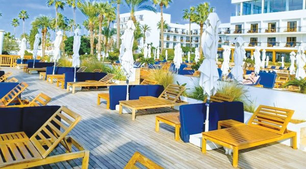 İran Savaşı Kıbrıs ve Yunanistan'da Yaz Turizm Sezonunu Tehdit Ediyor