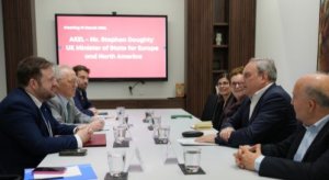 AKEL Genel Sekreteri Stefanos Stefanu, İngiltere Avrupa Bakanı Doughty ile Görüştü