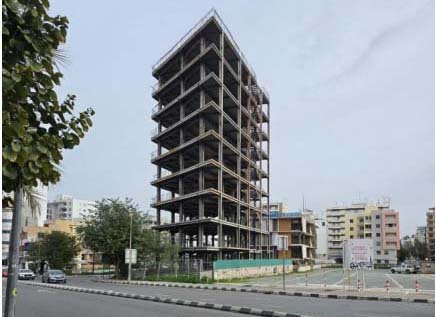 Lefkoşa'nın Göbeğindeki Yarım Kalan Bina Halk Sağlığını Tehdit Ediyor