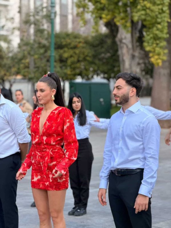 SPASTA Dans Grubu Evangelia ile Syntagma Meydanı'nda Sirtaki Oynadı