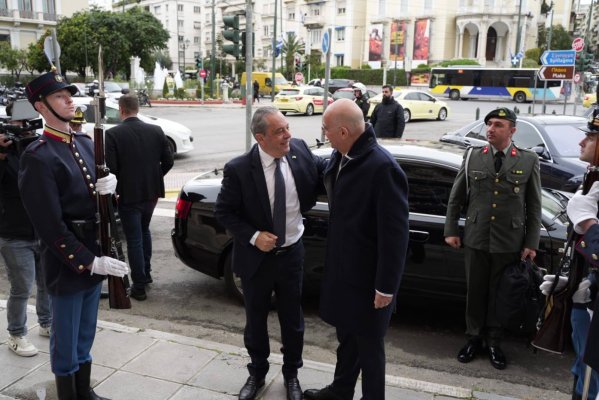 Savunma bakanları Yunanistan'ın Kıbrıs'taki askeri varlığını ve Kentavros sistemini görüştü