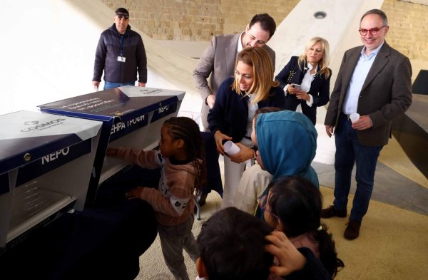 Lefkoşa'ya Sokak Kedileri İçin 21 Besleme İstasyonu Kuruldu