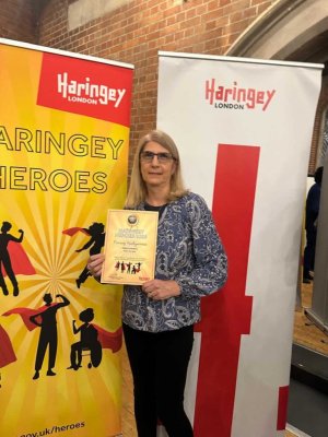 Kıbrıslı Türk Nuray Hakyemez, Haringey Kahramanı Ödülü'nü Kazandı