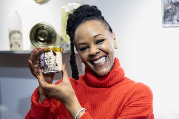 Islington'da Geri Dönüşüm Sanatı: Toplum Liderleri, TV Yıldızları ve Gençler Posterlerde Ölümsüzleşti