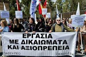 Eğitim çalışanları Cumhurbaşkanlığı Sarayı önünde grev yaparak iş güvencesi talep etti