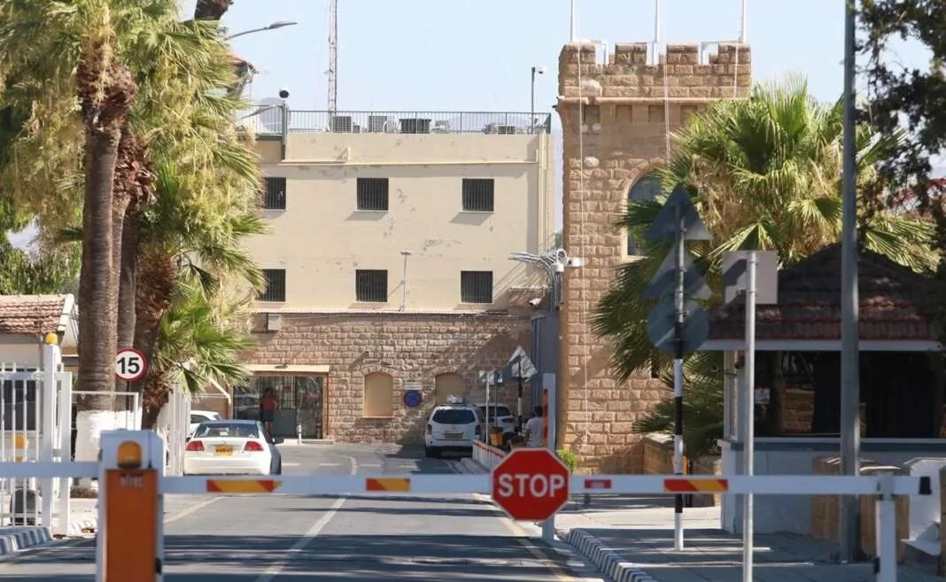 Merkezi Cezaevi'ne Şafak Baskınında İki Akıllı Telefon Ele Geçirildi