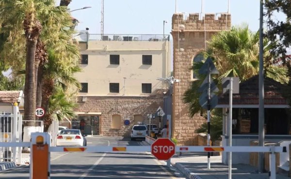 Merkezi Cezaevi'ne Şafak Baskınında İki Akıllı Telefon Ele Geçirildi