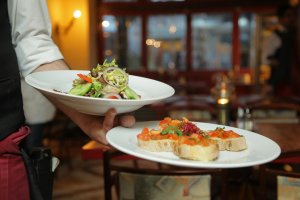 Kıbrıs'ta restoran ve bar sahipleri hükümetten destek istedi