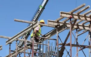 Güney Kıbrıs'ta izinsiz yapıları yasallaştıracak yeni yasa tasarısı hazırlandı