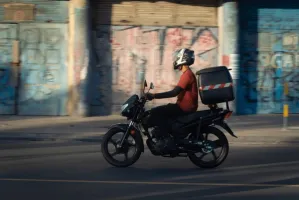 Limasol'da Kurye Motosikletinden Düşürülerek Gasp Edildi