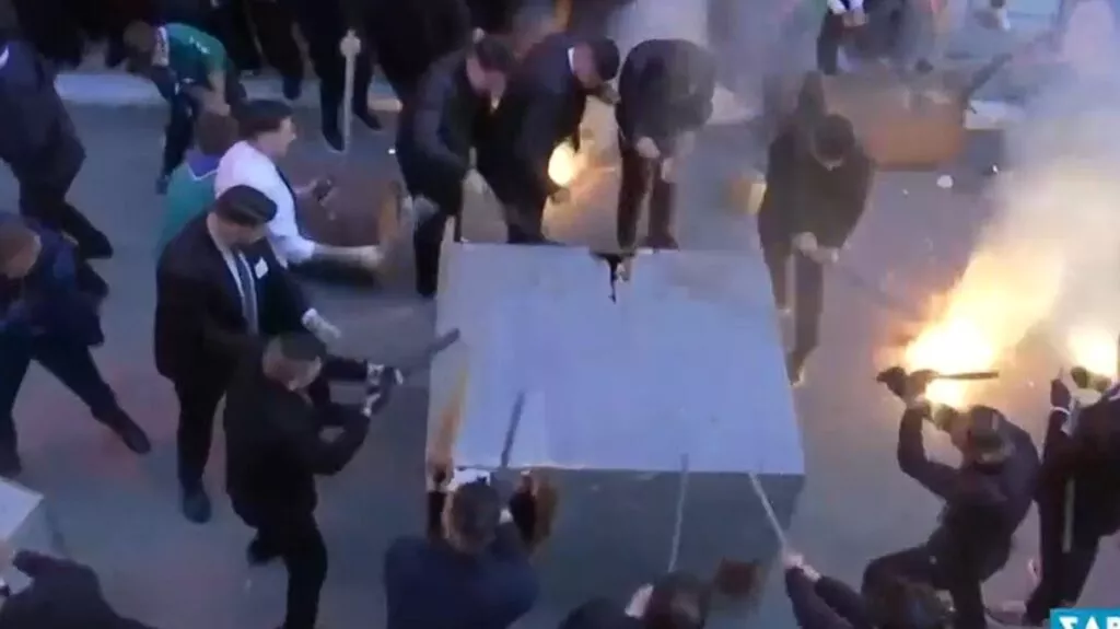 Yunanistan'da İlk Diriliş ayinleri Paskalya öncesi büyük kalabalıkları çekti