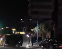 Limasol'da araç devrildi: Sıkışan sürücü kurtarıldı