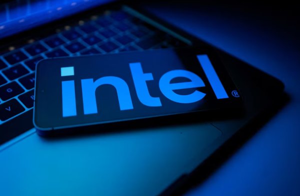Intel, Elon Musk'ın Teksas'taki Terafab yapay zeka çip kompleksi projesine katıldı