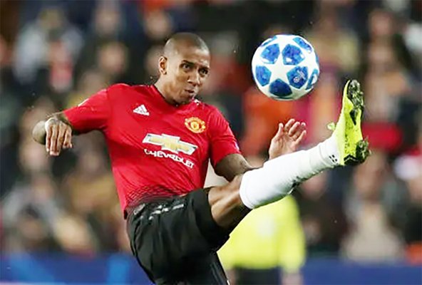 Ashley Young Sezon Sonunda Futbolu Bırakıyor
