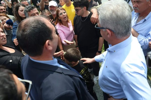 Rizoelia kavşağında çiftçi protestosu: Heyet bakanlığa gitti ancak çiftçiler ayrılmayı reddediyor