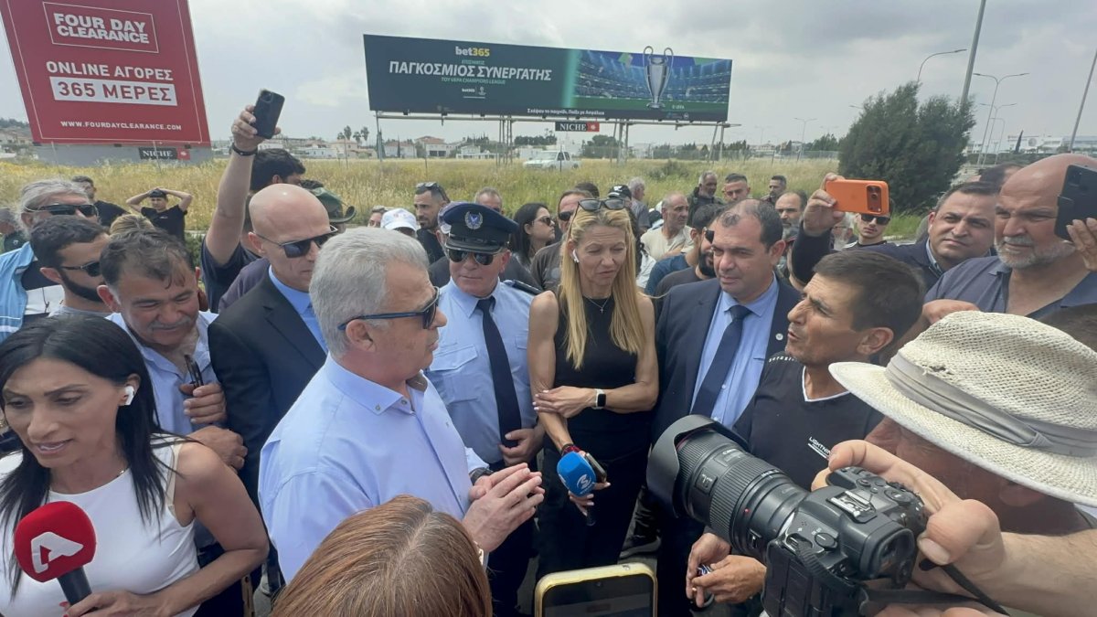 Çiftçi protestosunda gergin anlar: Bakan Fitiris müdahale etti, yollar kapandı