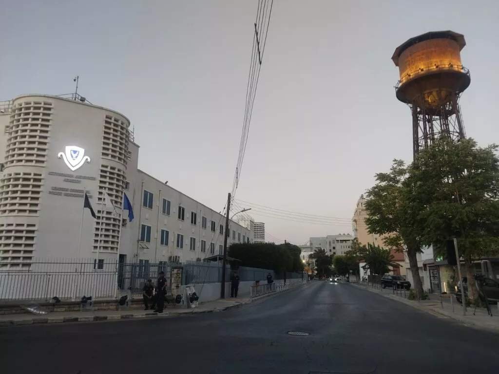 Limasol polis merkezinde gözaltındaki kişi hücresini ateşe verdi