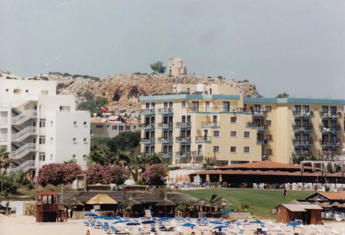 Paralimni-Derinia Belediyesi Turistik Bölgelerdeki Göçmen Tesislerine Karşı Çıktı