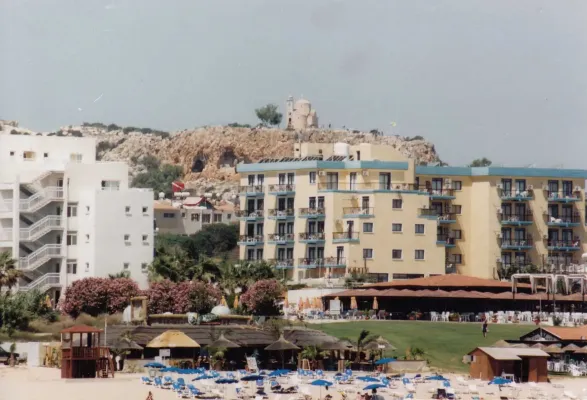 Paralimni-Derinia Belediyesi Turistik Bölgelerdeki Göçmen Tesislerine Karşı Çıktı