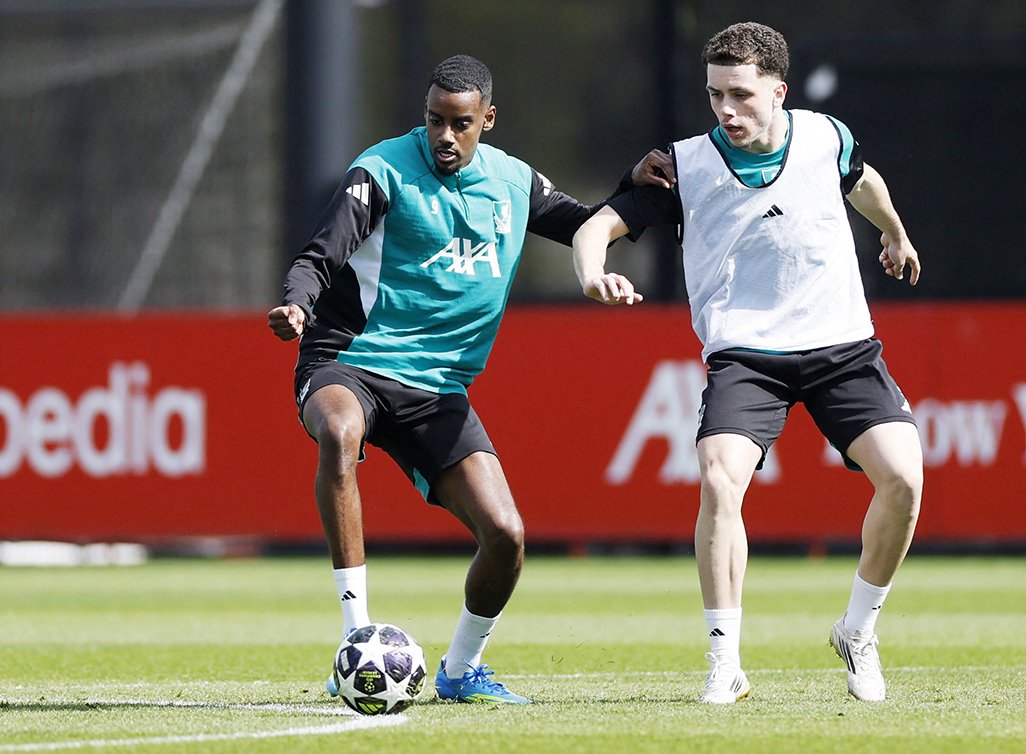 Isak Kırık Bacağın Ardından Liverpool ile PSG Deplasmanına Gitti Ancak İlk 11'de Olmayacak