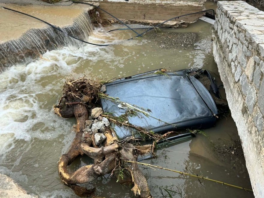 Yunanistan'ı vuran fırtınada 1 kişi hayatını kaybetti, evler sular altında kaldı