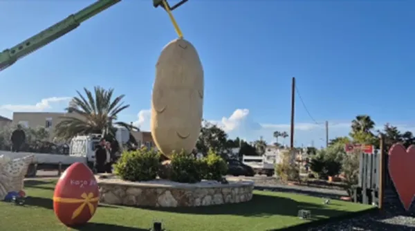 Xylofagou'nun Dev Patates Heykeli Fırtına Hasarının Ardından Yerine Yerleştirildi