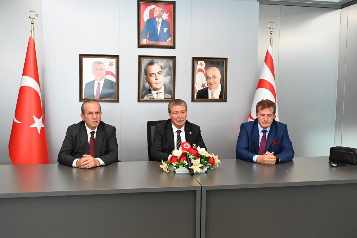 Kuzey Kıbrıs'ta Protestoların Ardından Kriz Derinleşiyor: Üstel Ankara'ya Gitti, 300'den Fazla Kararname İptal Edildi