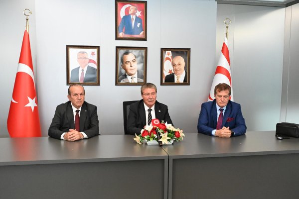 Kuzey Kıbrıs'ta Protestoların Ardından Kriz Derinleşiyor: Üstel Ankara'ya Gitti, 300'den Fazla Kararname İptal Edildi