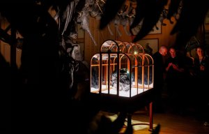 Dinozor kolajeninden yapılan dünyanın ilk el çantası tanıtıldı