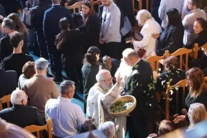 Rahipler 'Ey Tanrı, Kalk' İlahisini Söyledi: İlk Diriliş Ayini Yapıldı