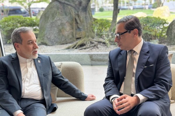 Kıbrıs ve İran Dışişleri Bakanları Ateşkes Sonrası Barış Yolunu Görüştü