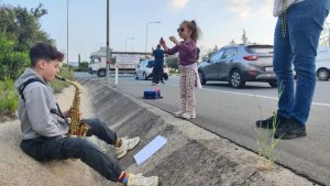 Rizoelia protestosu nedeniyle yolda mahsur kalan küçük müzisyen saksafonunu çıkarıp çalışmaya başladı